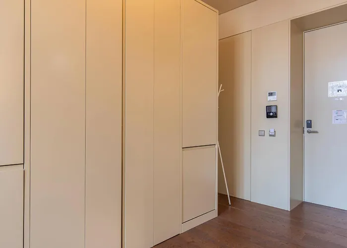 039 8 Building 222 - Garden View